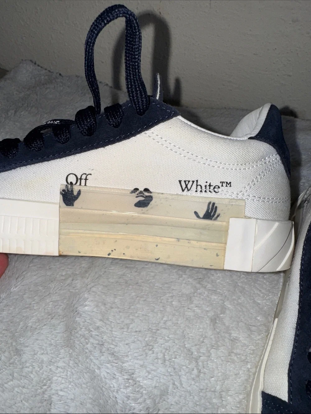 Off-White Navy and White Low-Top Arrow Sneakers